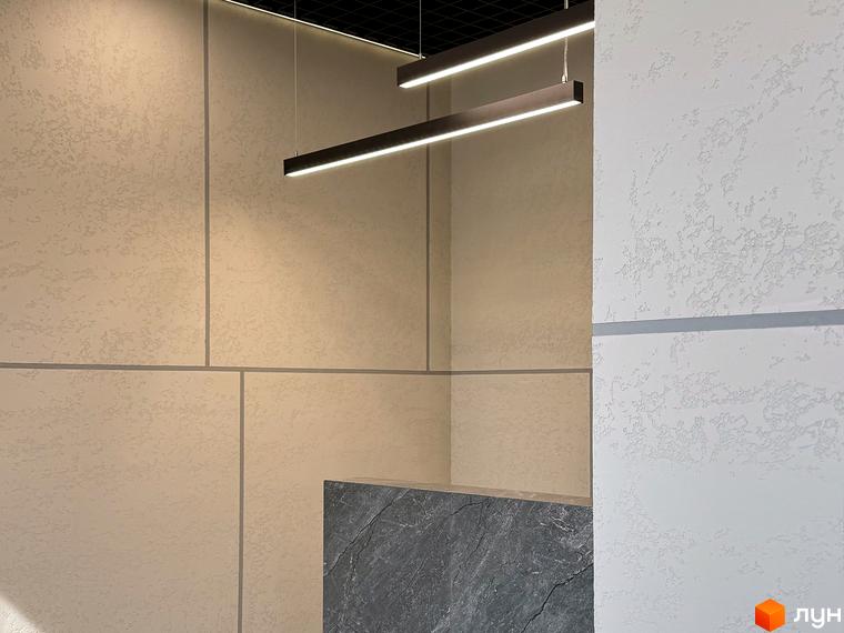Інтер'єр ЖК Standard LUX з оздобленням стін під камінь та сучасними світильниками. Дизайн холу новобудови.