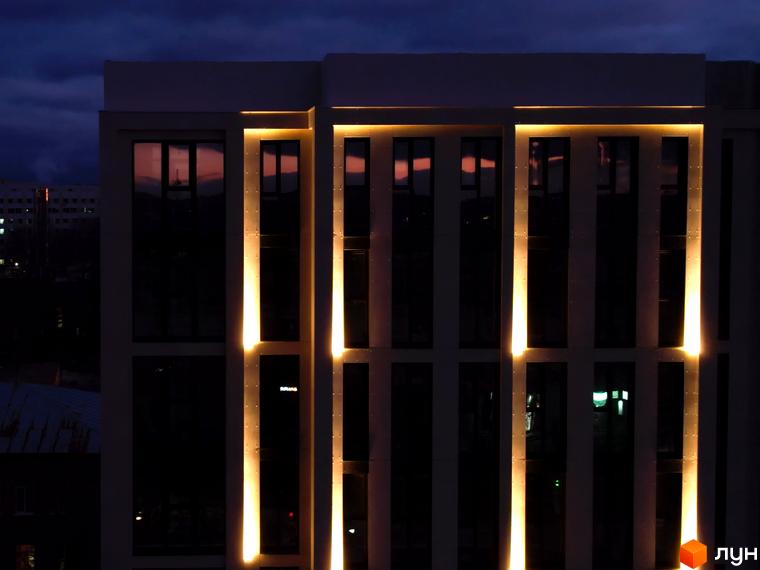 Житловий комплекс Standard LUX з підсвіченими фасадами вночі. Зовнішній вигляд новобудови з вікнами та освітленням.