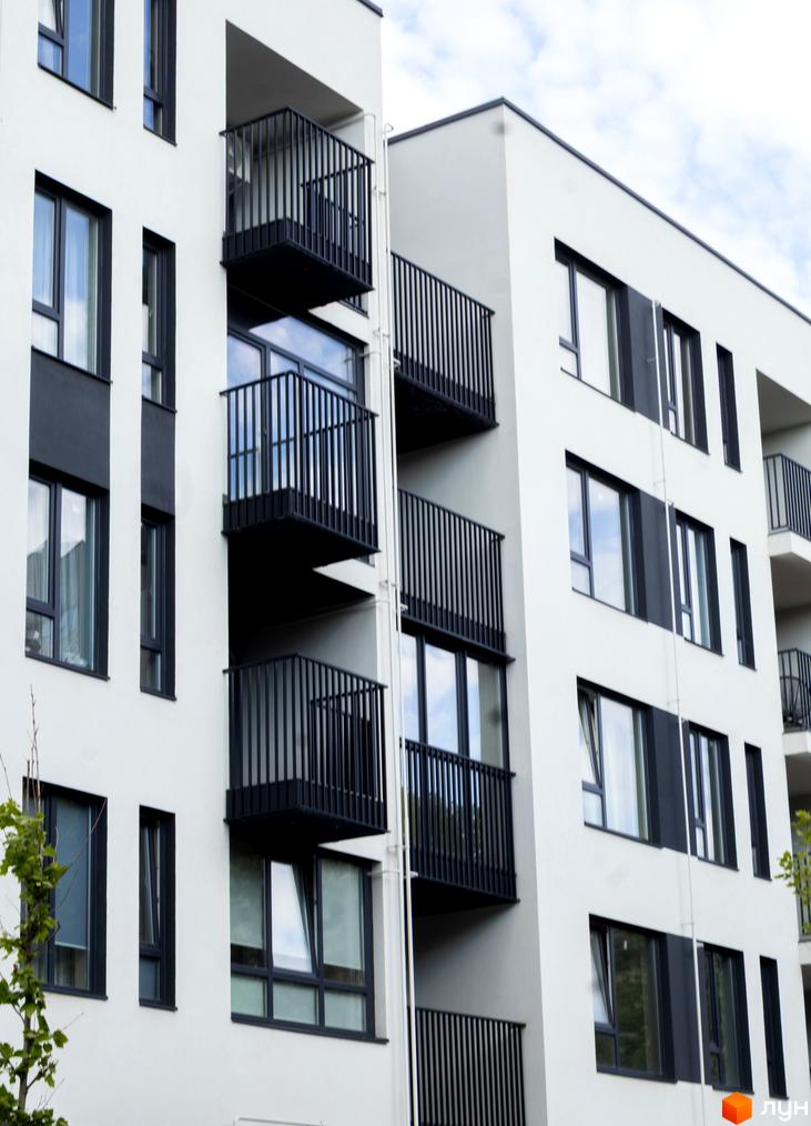 Зовнішній вигляд новобудови ЖК Empatika з балконами та вікнами. Сучасна архітектура житлового комплексу.