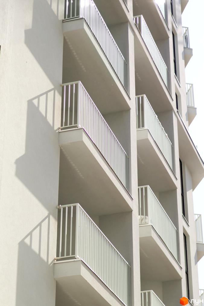 Pokrovsky Apart Complex - фасади будівель з балконами та огорожами. Зовнішній вигляд новобудови.