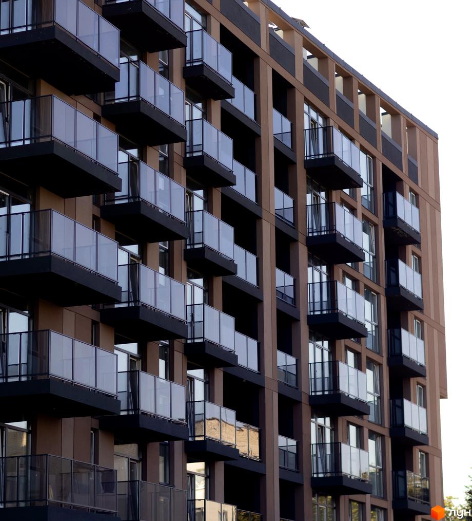 Pokrovsky Apart Complex - фасади будівель з балконами та скляними огорожами. Сучасна архітектура новобудови.
