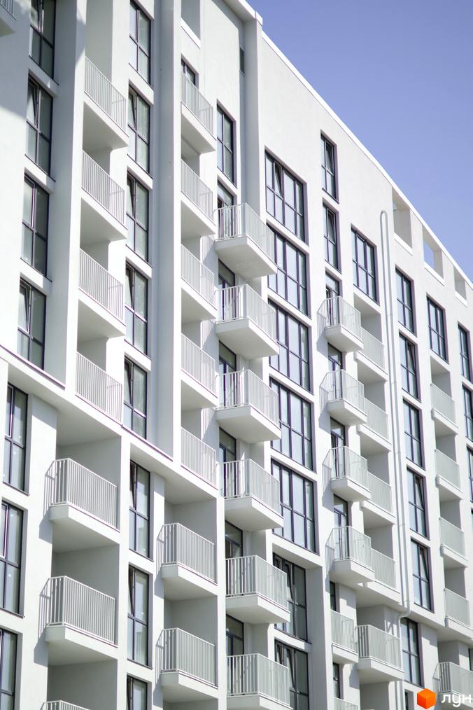 Pokrovsky Apart Complex - фасади багатоквартирних будинків з балконами та вікнами на фоні блакитного неба.