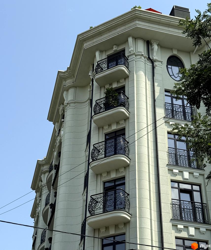 Фасад житлового комплексу Гімназист з балконами та вікнами. Зовнішній вигляд новобудови.