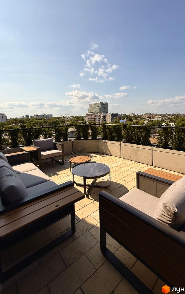 Тераса з меблями та видом на місто. ЖК Гімназист - новобудова з комфортними зонами відпочинку.
