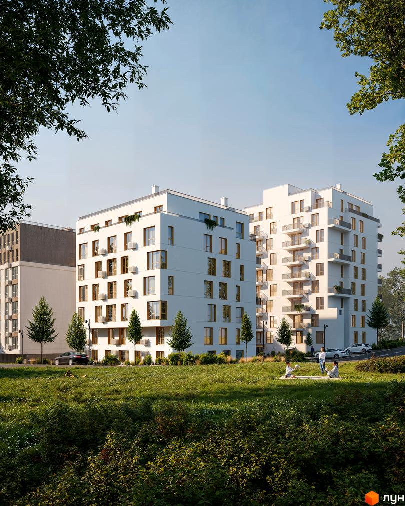 Білосніжний житловий комплекс з великими вікнами та балконами. На передньому плані зелена галявина, де відпочивають люди.