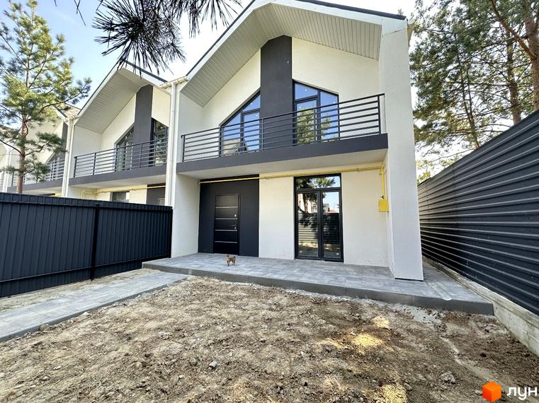 Білосніжні таунхауси в ЖК Комфортний квартал Чайки з чорними дверима та вікнами, поруч з будинками є огороджена територія та доріжки.