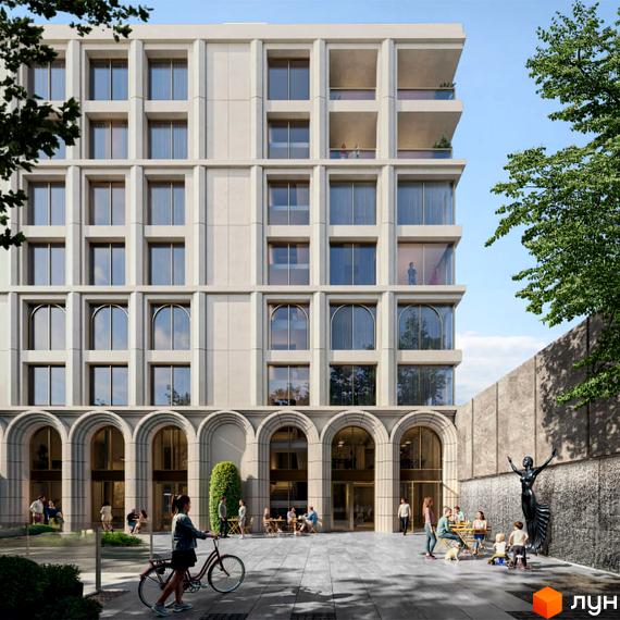 Висотна будівля житлового комплексу з великими вікнами та арковими входами. На прибудинковій території люди відпочивають за столиками та гуляють.