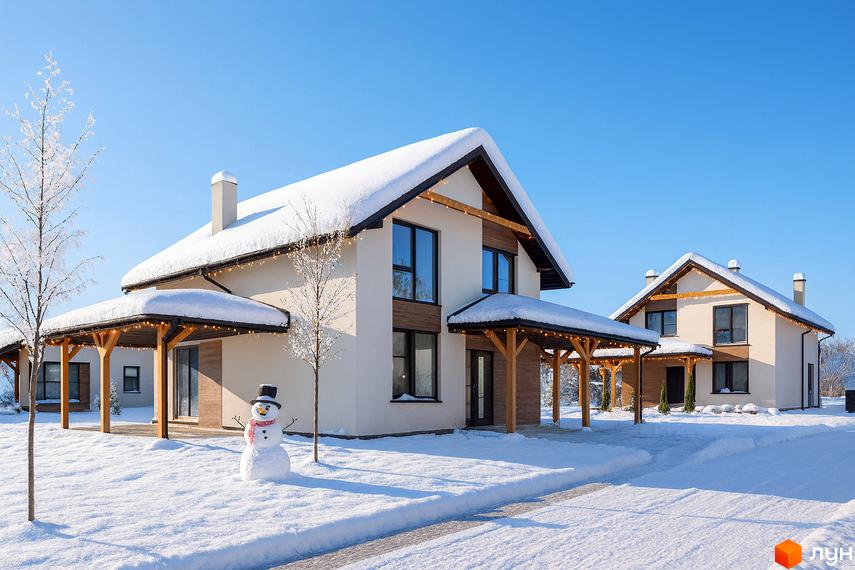 Котеджне містечко Буде Дім. Деревач: засніжені будинки з білими фасадами, темними дахами та дерев'яними елементами. На території сніговик.