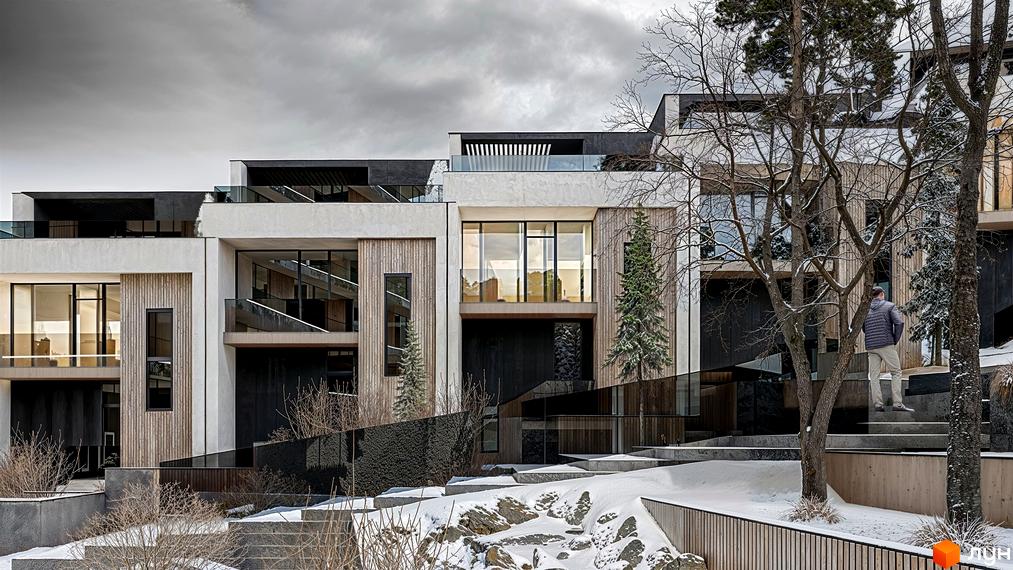 Фасади Житлового комплексу ZAGRAVA з світлою обробкою, дерев'яними елементами та великими вікнами. Навколо засніжена територія з деревами.