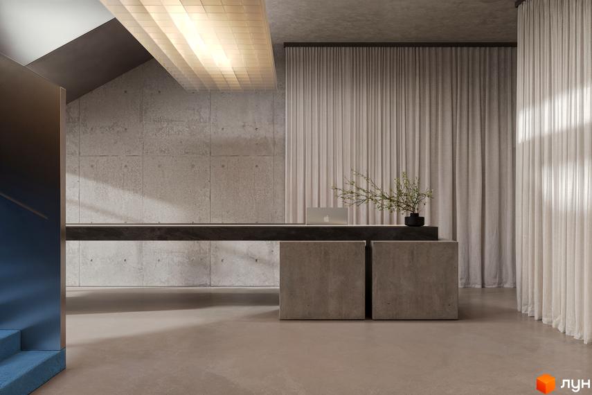Інтер'єр лобі Circle hotel&apartments: бетонні стіни, довга стійка, світлі штори та декоративна рослина. На задньому плані сходи.