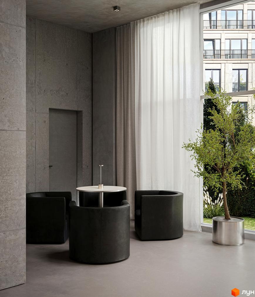 Багатоповерховий будинок Circle hotel&apartments з фасадом світлого кольору, великими вікнами та балконами з огорожами. Прилегла територія озеленена деревами та кущами.