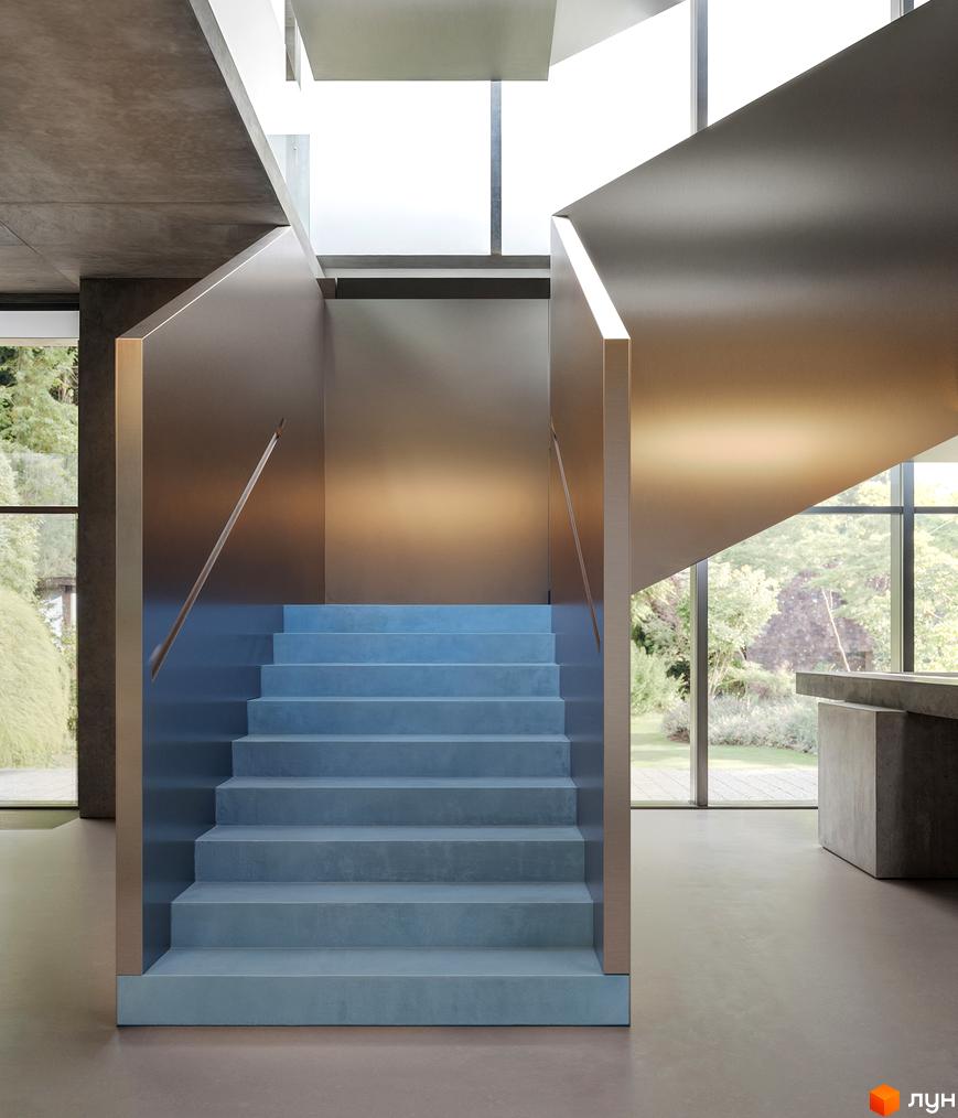 Circle hotel&apartments: інтер'єр з геометричними сходами та великими вікнами, що відкривають вид на доглянуту прибудинкову територію.