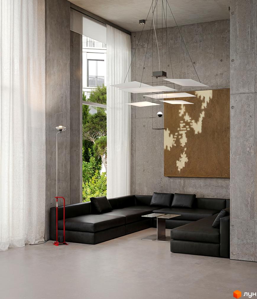 Інтер'єр вітальні в Circle hotel&apartments з великими вікнами, що відкривають вид на озеленену територію та архітектуру комплексу.