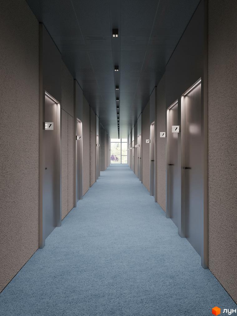 Довгий коридор Circle hotel&apartments з текстурованими стінами, синім килимом та видом на зелень з вікна.