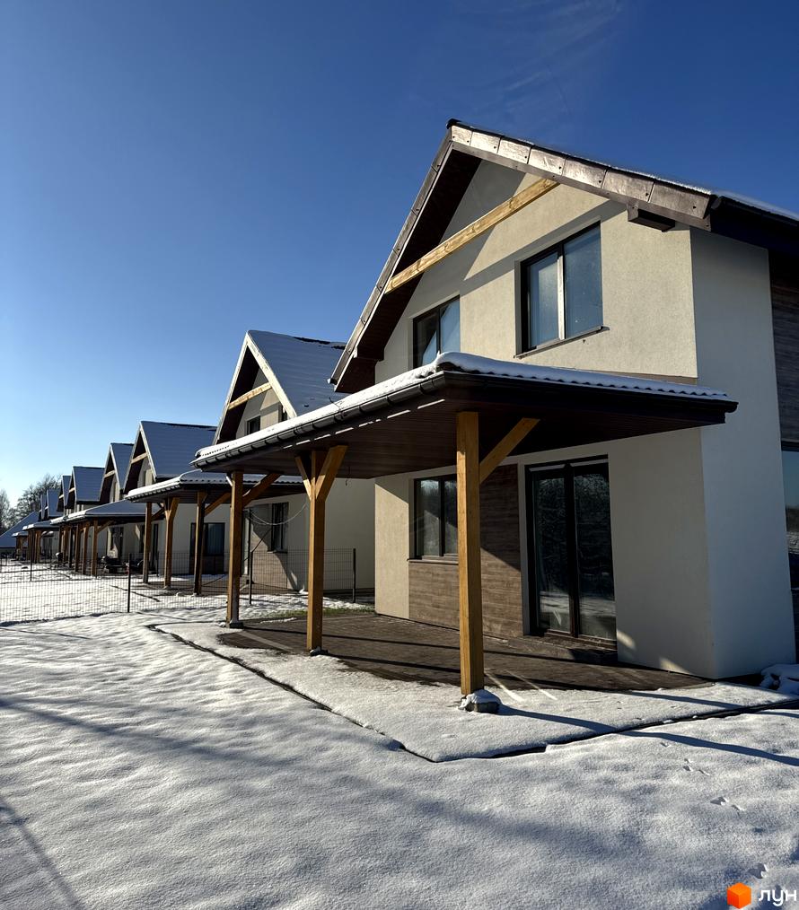 Котеджне містечко Буде Дім. Деревач: ряд будинків зі світлими фасадами, похилими дахами та дерев'яними перголами. Прибудинкова територія вкрита снігом.