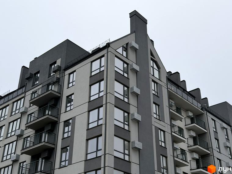 Житловий комплекс Park Residence з сучасною архітектурою та балконами. Прибудинкова територія облаштована для комфортного відпочинку.