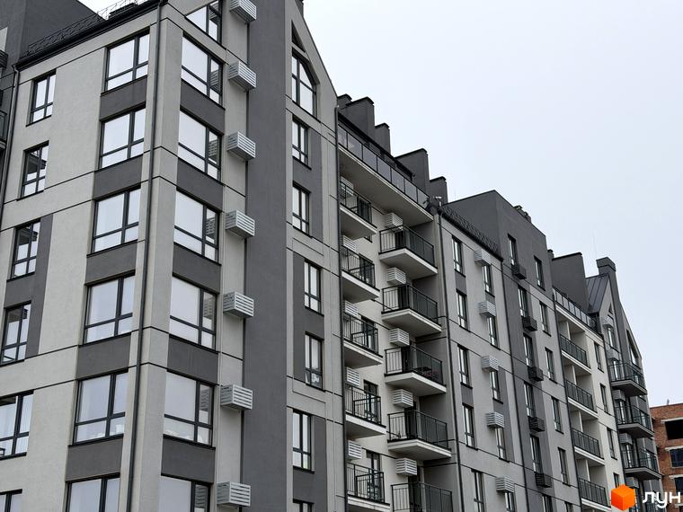 Житловий комплекс Park Residence з фасадом у світлих тонах та балконами. Прибудинкова територія з зеленими насадженнями.