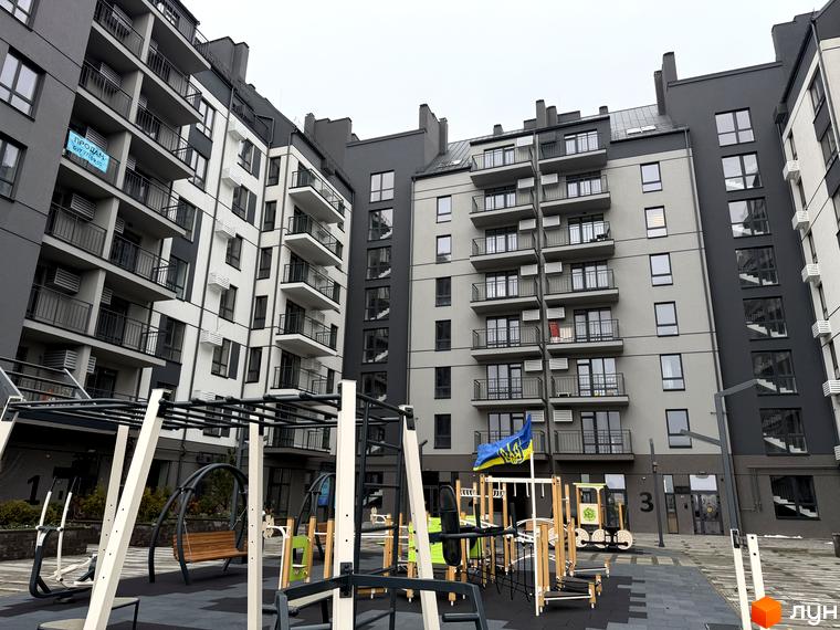 Житловий комплекс Park Residence з сучасними балконами та прибудинковою територією, облаштованою для відпочинку.