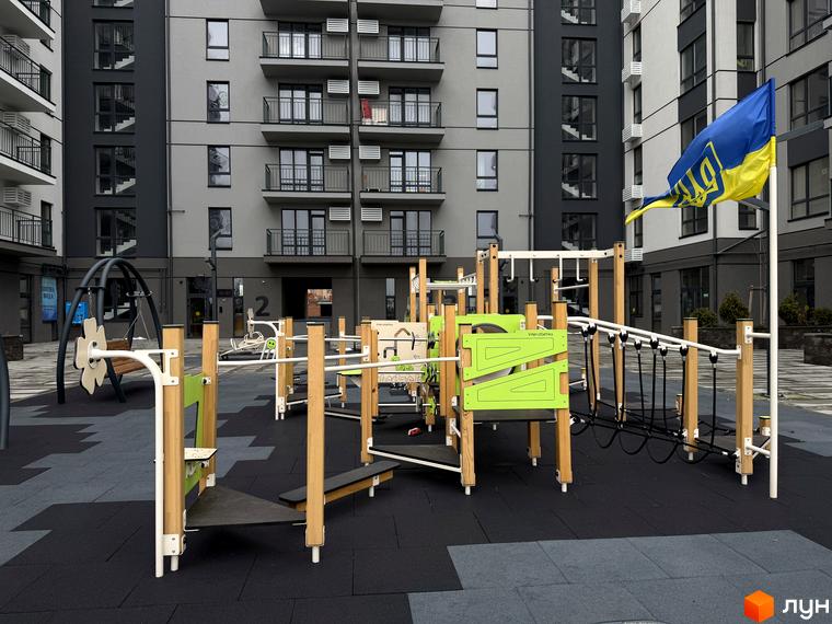 Житловий комплекс Park Residence з сучасними балконами та прибудинковою територією, де розташовані дитячі ігрові майданчики.