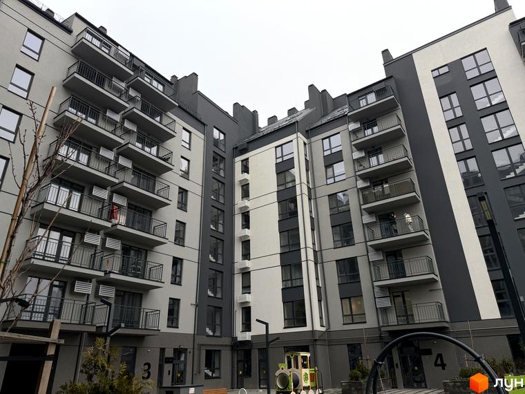Житловий комплекс Park Residence з сучасними балконами та прибудинковою територією, що включає дитячий майданчик.