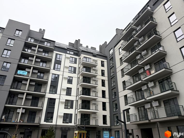 Житловий комплекс Park Residence з балконами та сучасним фасадом. Прибудинкова територія з озелененням та зручними пішохідними доріжками.
