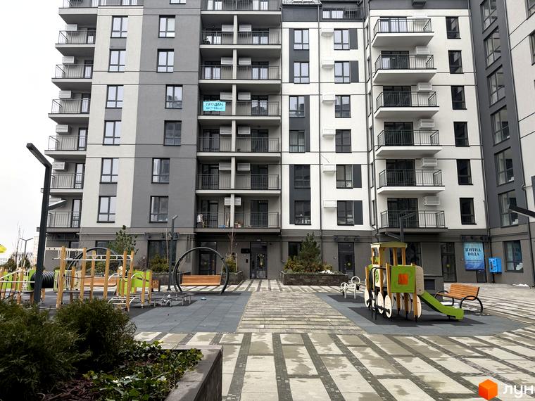 Житловий комплекс Park Residence з сучасним фасадом та прибудинковою територією з дитячим майданчиком і зеленими насадженнями.