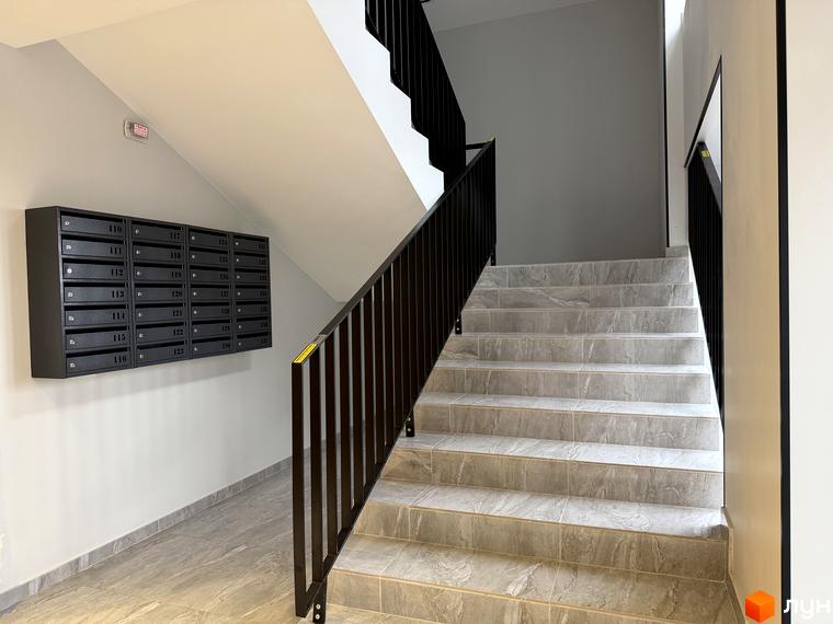 Сходи та поштові скриньки в житловому комплексі Park Residence. Сучасний інтер'єр з плиткою та металевими перилами.
