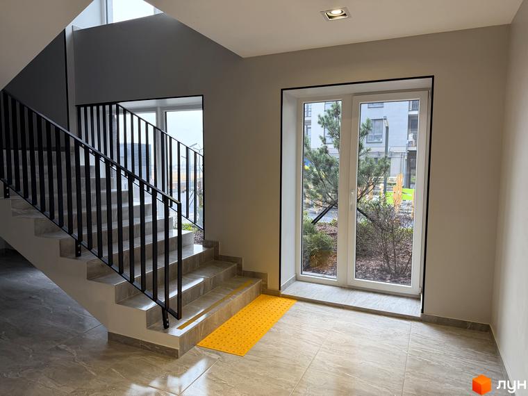 Сходи в житловому комплексі Park Residence з панорамними вікнами, прибудинкова територія з зеленими насадженнями.