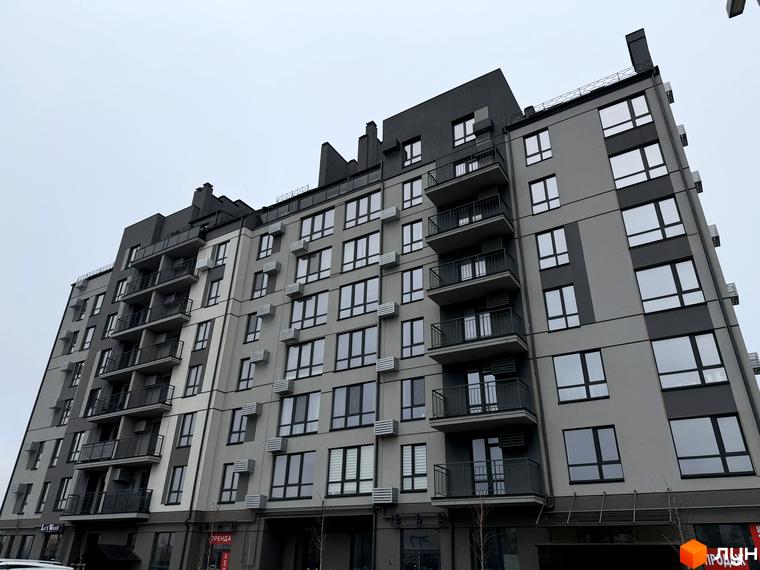 Житловий комплекс Park Residence з сучасною архітектурою та великими вікнами. Прибудинкова територія з озелененням та парковкою.