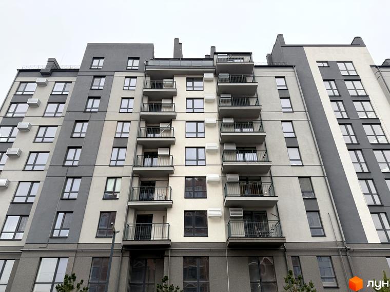 Житловий комплекс Park Residence з балконами та великими вікнами. Прибудинкова територія озеленена та облаштована.