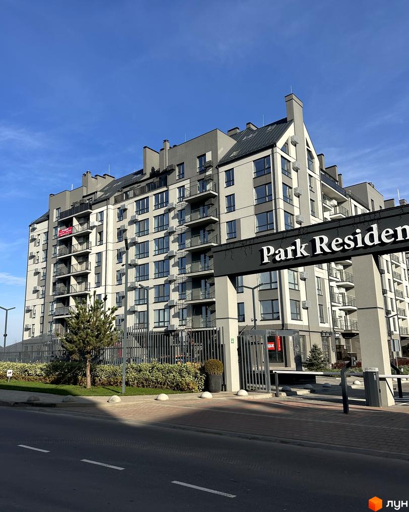 Житловий комплекс Park Residence з сучасною архітектурою, прибудинкова територія з зеленими насадженнями та паркуванням.