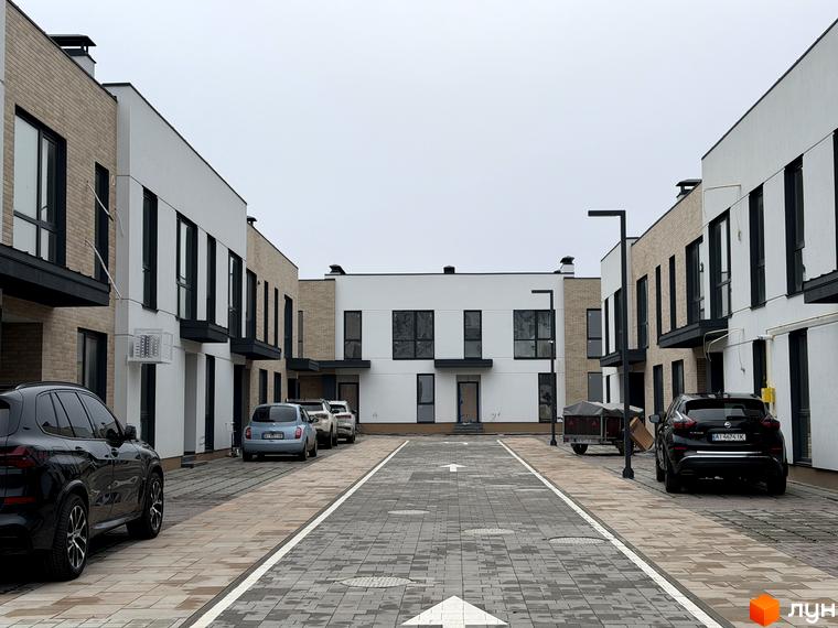 Житловий комплекс Таунхауси Soul City з сучасними будинками, облаштованими прибудинковими територіями та паркувальними місцями.