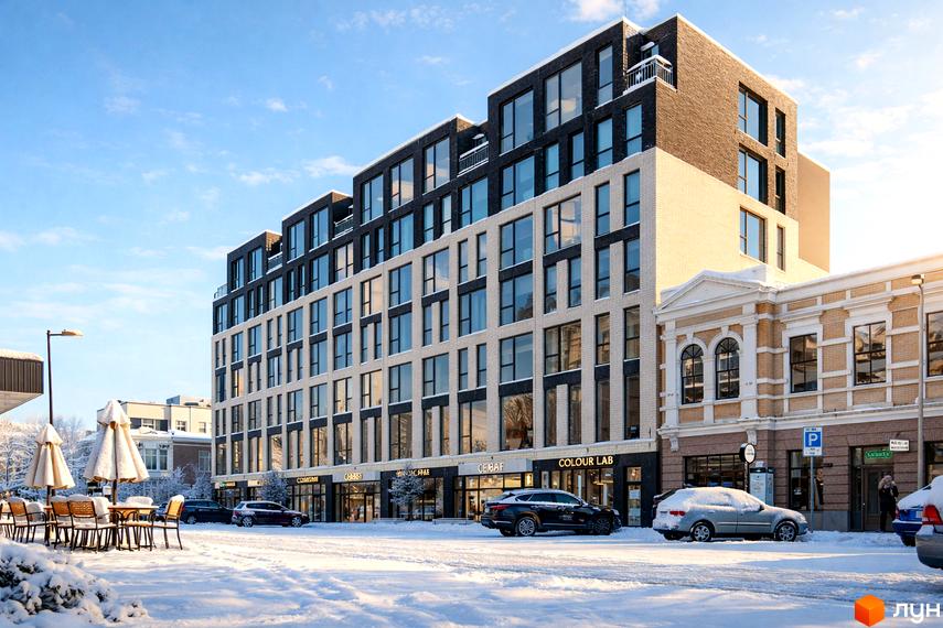 Житловий комплекс Shevchenka 58a з сучасним фасадом та великими вікнами. Прибудинкова територія з кафе та парковкою, засніжена зима.