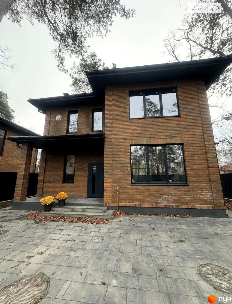 Будинок житлового комплексу КМ Провулок Північний 22 з цегляною фасадною обробкою та прибудинковою територією.