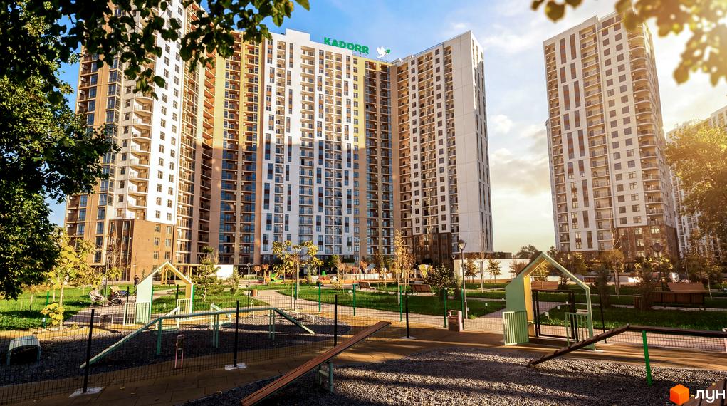 Житловий комплекс KADORR City з сучасними фасадами та прибудинковою територією, облаштованою для відпочинку.