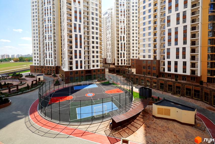 Вигляд житлового комплексу KADORR City з сучасними будинками та прибудинковою територією з спортивними майданчиками.