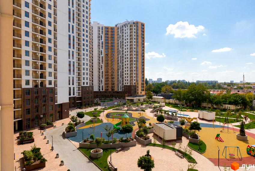 Житловий комплекс KADORR City з сучасними будівлями та облаштованою прибудинковою територією з дитячими майданчиками.