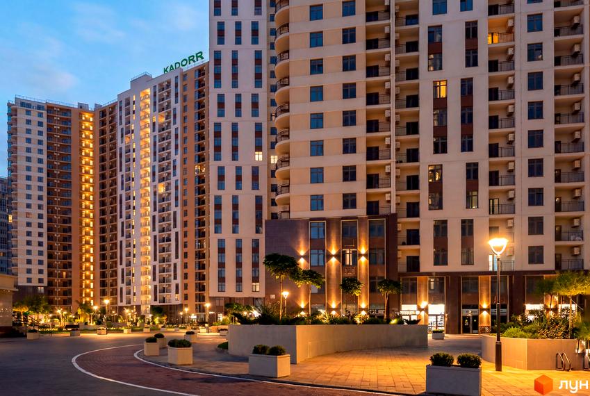 Житловий комплекс KADORR City з сучасними фасадами. Прибудинкова територія з зеленими насадженнями та освітленням.