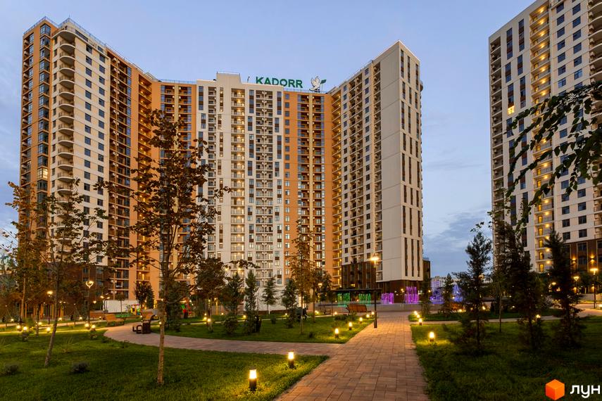 Житловий комплекс KADORR City з сучасними фасадами та прибудинковою територією з зеленими насадженнями та освітленням.