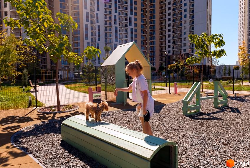 Житловий комплекс KADORR City з сучасними багатоповерхівками та прибудинковою територією з дитячим майданчиком.
