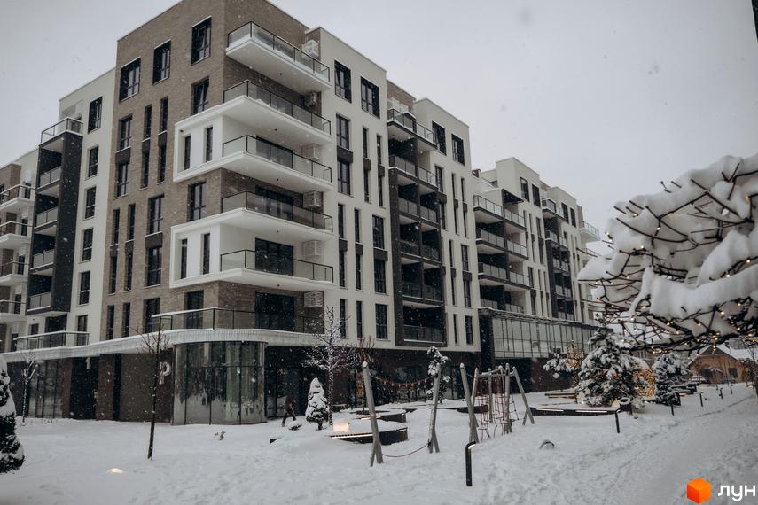 Житловий комплекс SKY CITY з сучасною архітектурою та прибудинковою територією, вкритою снігом.
