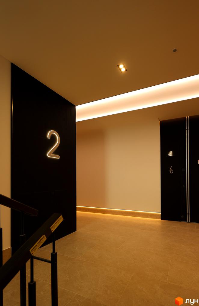 Інтер'єр житлового комплексу SKY CITY з номером поверху 2, сучасне освітлення та стильні елементи дизайну.
