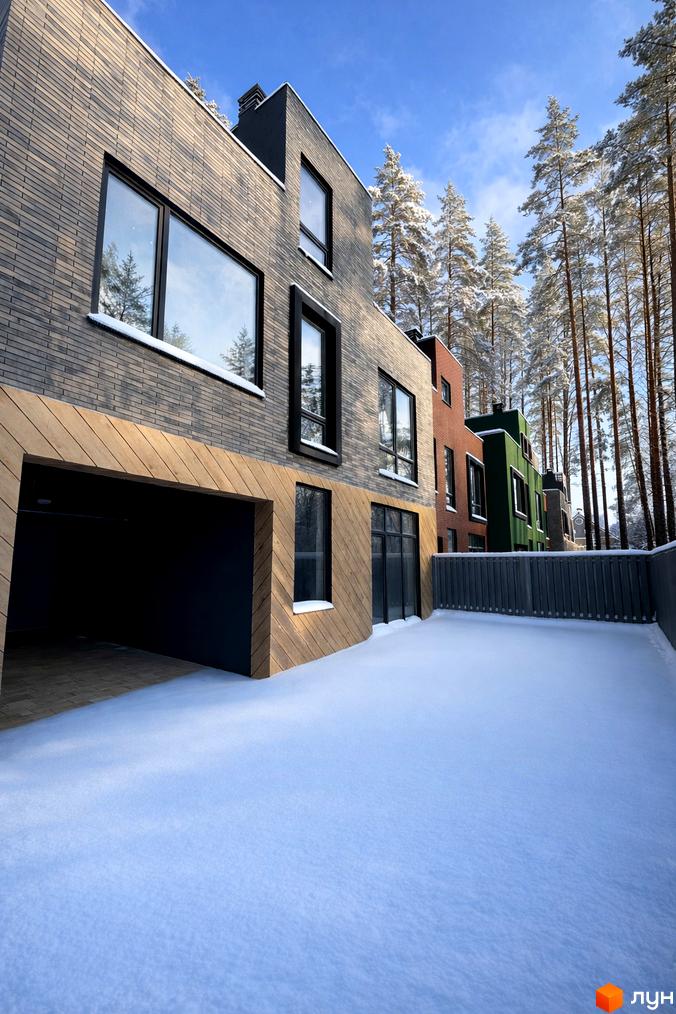 Зовнішній вигляд таунхаусів Madera House з дерев'яними елементами. Прибудинкова територія вкрита снігом, оточена соснами.