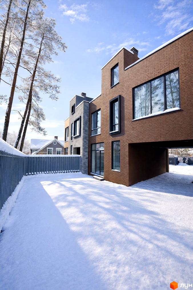 Житловий комплекс Таунхауси Madera House з сучасним фасадом, оточений снігом та деревами. Прибудинкова територія з чистим снігом та огорожею.