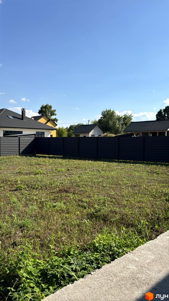 Зовнішній вигляд котеджного комплексу КМ Котеджі на Київській з прибудинковою територією та огорожею.