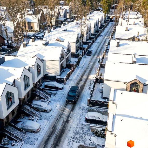 Зовнішній вигляд котеджного містечка КМ Park Residence 3 з зимовим покриттям снігу та прибудинковою територією.