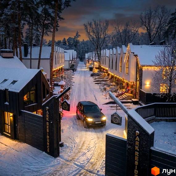 Зовнішній вигляд житлового комплексу КМ Park Residence 3 з котеджами в зимовий період та прибудинковою територією.