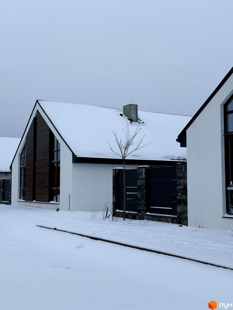 Зовнішній вигляд будинків КМ Ovillas з сніговим покриттям та прибудинковою територією, облаштованою для комфортного проживання.