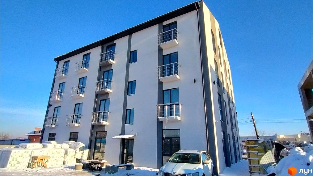 Будинок житлового комплексу Успішний квартал 2 з балконами, прибудинкова територія з автомобілем та будівельними матеріалами.