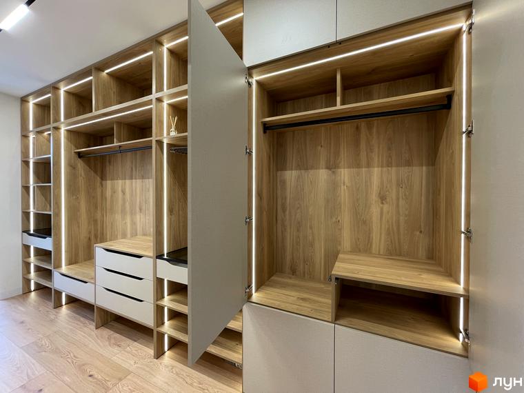 Внутрішній вигляд шафи-купе з дерев'яними полицями та освітленням. Простора прибудинкова територія для комфортного проживання.